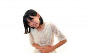 Sakit sa tiyan sa usa ka batang babaye nga adunay kadaot sa worm